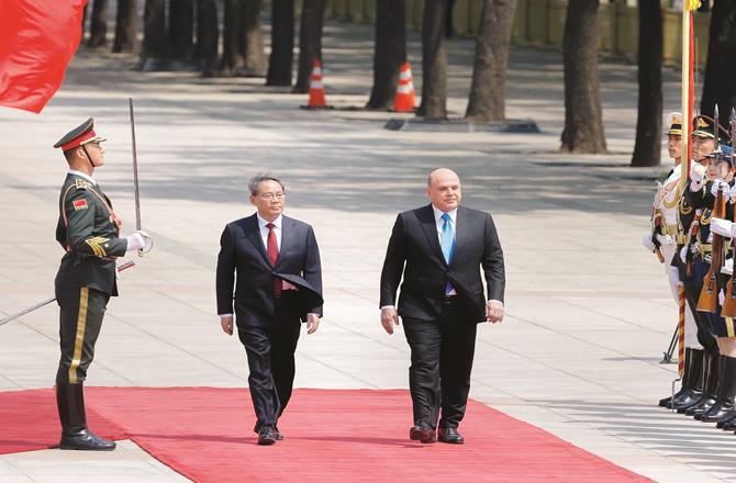 The Prime Ministers of Russia and China receiving the Guard of Honour